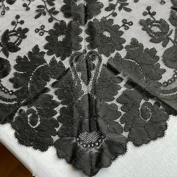 Vintage Black Lace Mantilla Veil – Spanish Style Floral Triangular Shawl - Picture 2 of 16